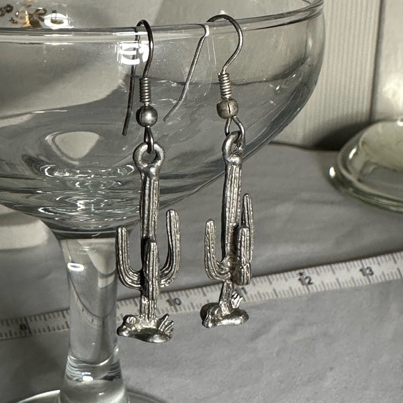 Small silvertone saguaro cactus earrings - Picture 1 of 5